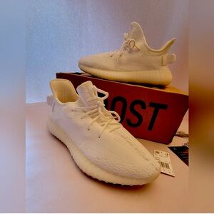Yeezy boost 350 V2 men’s shoes BRAND NEW NEVER WORN men’s size 9.5 us